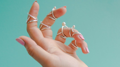 Anerkennung Nachwuchs – Splint Hand mit einer innovativen Orthese, die wie Schmuck aussieht.