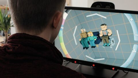 1. Preis Nachwuchs Digitales - Eye Build It Creator Mann von hinten sitzt vor einem Bildschirm mit Comic-Figuren.