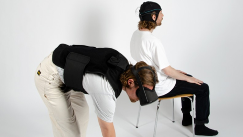 3. Preis Nachwuchs Digitales – Little Voice Zwei junge Männer mit VR-Brillen. Einer auf einem Stuhl sitzend, einer sich bückend.