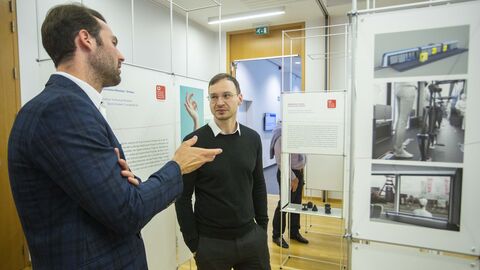 Dorian Kronenwerth (Rat für Formgebung BENELUX) im Gespräch mit Daniel Rauch (Gewinner HSUD 2020) Landesvertretung Brüssel: Dorian Kronenwerth (Rat für Formgebung BENELUX) im Gespräch mit Daniel Rauch (Gewinner HSUD 2020)