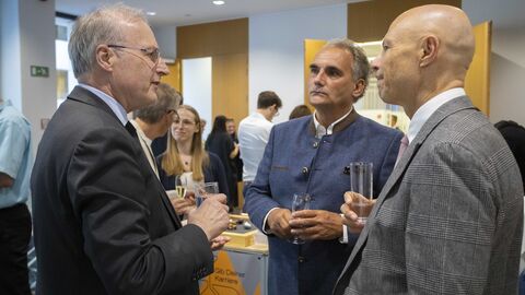 Friedrich von Heusinger mit Veranstaltungsbesucher und Staatssekretär Dr. Philipp Nimmermann (v.l.n.r) Landesvertretung Brüssel: Friedrich von Heusinger (Leiter Landesvertretung Brüssel) mit Veranstaltungsbesucher und Staatssekretär Dr. Philipp Nimmermann (HMWEVW), (v.l.n.r)