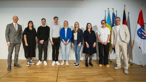 Staatssekretär Dr. Philipp Nimmermann, Cornelia Dollacker (Hessen Design e.V.) mit Preisträger:innen und Michael Schumacher (v.l.n.r.) auf der Bühne Landesvertretung Brüssel: Staatssekretär Dr. Philipp Nimmermann, Cornelia Dollacker (Hessen Design e.V.) mit Preisträger:innen und Michael Schumacher (v.l.n.r.)
