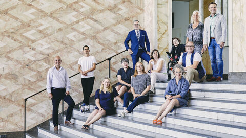 Jury 2022 Jurymitglieder auf der Treppe sitzend