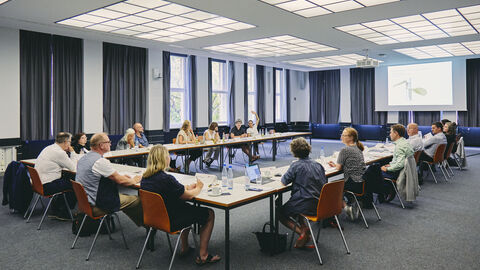 Jurysitzung 2022 Alle Jurymitglieder sitzen an einem großen Konferenztisch