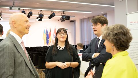 Staatssekretär Dr. Philipp Nimmermann, Cornelia Dollacker, Felix Holefleisch und Monika Benz (v.l.n.r.) im Gespräch Landesvertretung Brüssel: Staatssekretär Dr. Philipp Nimmermann, Cornelia Dollacker, Felix Holefleisch und Monika Benz (v.l.n.r.)