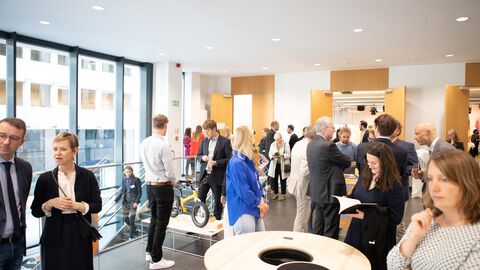 Gäste der Abendveranstaltung „design is never neutral“ im Foyer der Landesvertretung Landesvertretung Brüssel: Gäste der Abendveranstaltung „design is never neutral“ im Foyer der Landesvertretung