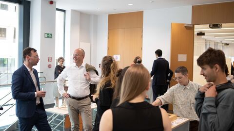 Daniel Rauch (Gewinner HSUD 2020) im Gespräch mit Lutz Dietzold (Geschäftsführer Rat für Formgebung) und Veranstaltungsgäste (v.l.n.r.) Landesvertretung Brüssel: Daniel Rauch (Gewinner HSUD 2020) im Gespräch mit Lutz Dietzold (Geschäftsführer Rat für Formgebung) und Veranstaltungsgäste (v.l.n.r.)