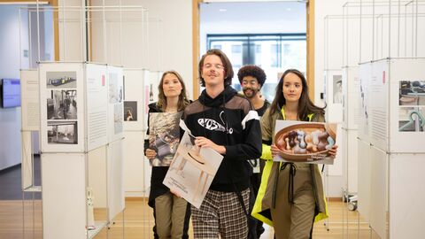 Präsentation der Preisträgerprodukte, drei Models während der Matinee Landesvertretung Brüssel: Präsentation der Preisträgerprodukte, drei Models während der Matinee