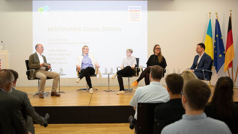 Podiumsdiskussion „Reponsible.Social.Design“ mit Lutz Dietzold und den Preisträger:innen Anne Bansen, Gina Hartig, Emilie Burfeind und Daniel Rauch (v.l.n.r.) Landesvertretung Brüssel: Podiumsdiskussion mit Lutz Dietzold und den Preisträger:innen Anne Bansen, Gina Hartig, Emilie Burfeind und Daniel Rauch (v.l.n.r.)