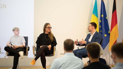 Podiumsdiskussion „Reponsible.Social.Design“, Preisträger:innen Gina Hartig, Emilie Burfeind und Daniel Rauch (v.l.n.r.) im Gespräch Landesvertretung Brüssel: Podiumsdiskussion „Reponsible.Social.Design“, Preisträger:innen Gina Hartig, Emilie Burfeind und Daniel Rauch (v.l.n.r.) im Gespräch