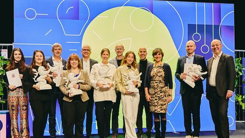 Alle Preisträgerinnen und Preisträger 2022 auf der Bühne