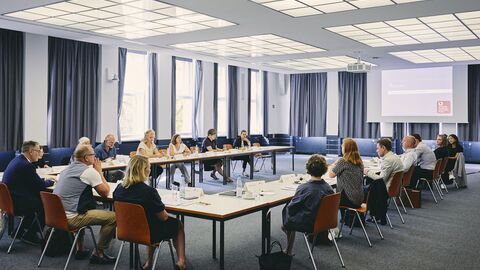 Jury in der Diskussion