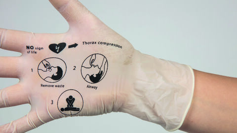1. Preis Nachwuchs, First Aid Gloves, Anna Koppmann 1. Preis Nachwuchs, First Aid Gloves, Anna Koppmann