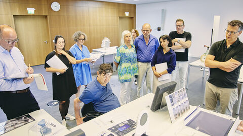 Jurymitglieder beim Wertungsrundgang Jurymitglieder beim Wertungsrundgang in der Diskussion