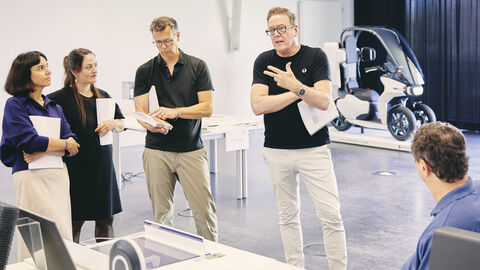 Jurymitglieder beim Wertungsrundgang Jurymitglieder in der Diskussion