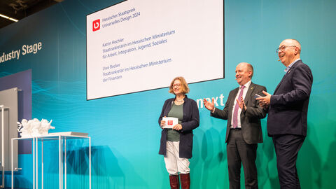 Preisverleihung Staatssekretärin Katrin Hechler, Staatssekretär Uwe Becker und Moderator Lutz Dietzold auf der Bühne (v.l.n.r.)