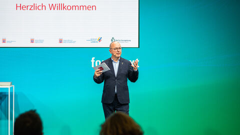 Preisverleihung 2024 Begrüßung durch Moderator Lutz Dietzold, Geschäftsführer Rat für Formgebung