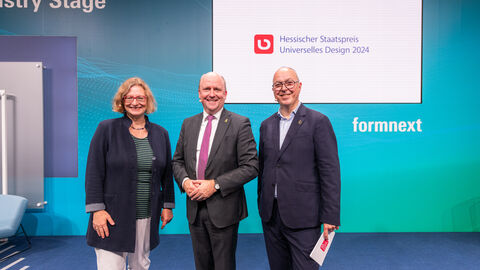 Preisverleihung 2024 Staatssekretärin Katrin Hechler, Staatssekretär Uwe Becker und Moderator Lutz Dietzold auf der Bühne (v.l.n.r.)