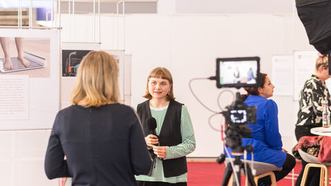 Preisverleihung 2024 Preisträgerin Theresa Vogt im Interview mit Mikrofon vor der Preisverleihung.