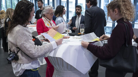 Gäste an Stehtischen in der Hessischen Landesvertretung Brüssel beim Get-Together zur Veranstaltung von „Together by Design“. Together by Design - Konferenz