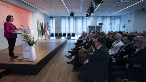 Staatssekretärin Manuela Strube begrüßt das Publikum in der Hessischen Landesvertretung Brüssel. Together by Design - Konferenz