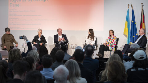 Together by Design - Panel Together by Design – Panel Teilnehmer: Nicola Stattmann, Carolina Romahn, Uwe Becker, Maria Möller, Ruth Reichstein, Lutz Dietzold