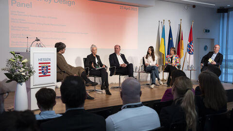 Together by Design – Panel Teilnehmer auf der Bühne im Gespräch Together by Design - Panel