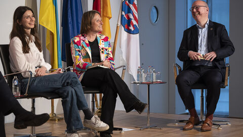 Moderator Lutz Dietzold im Gespräch mit den Panelteilnehmerinnen Ruth Reichstein und Maria Möller (v.r.n.l.) Together by Design - Panel