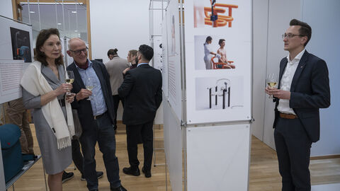 Besucher der Ausstellung „Preisträger Hessischer Staatspreis Universelles Design 2024“ Together by Design - Ausstellung