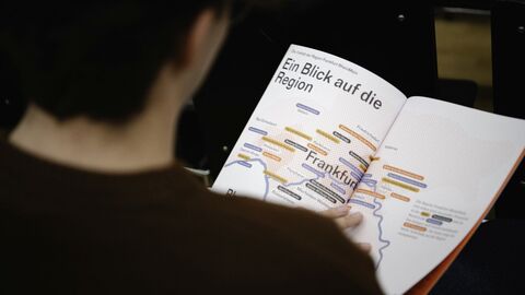 Das Motto der World Design Capital 2026 ist "Design for Democracy. Atmospheres for a better life". Ein Blick auf die Region Frankfurt RheinMain zeigt, wie groß die Vielfalt schon jetzt ist. Dieses Potential will WDC 2026 aktivieren - kreativ und gemeinsam. Together by Design - Workshop