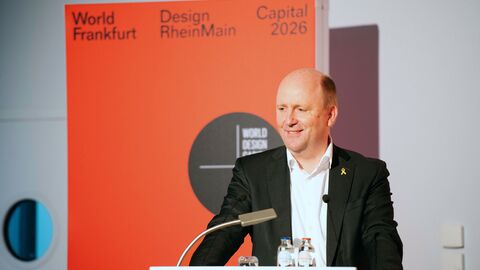 Finanzstaatssekretär Uwe Becker begrüßt die die Teilnehmerinnen und Teilnehmer des zweiten Konferenztages Together by Design - zweiter Konferenztag