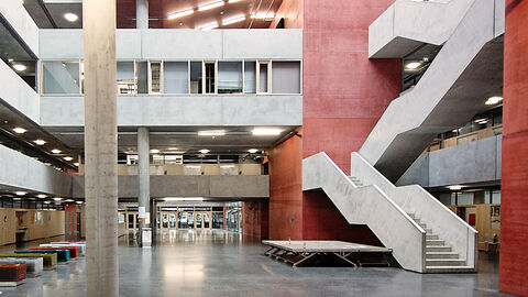 FUAS Frankfurt - Foyer von Gebäude 1 FUAS Frankfurt - Foyer von Gebäude 1