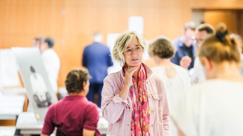 Sachverständige Prof. Dr. Bettina Bretländer (FUAS) im Gespräch.