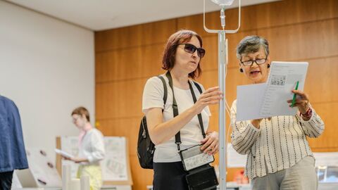 Sachverständige Sabine Lohner im Austausch mit ihrer Assistentin bei der Begutachtung 