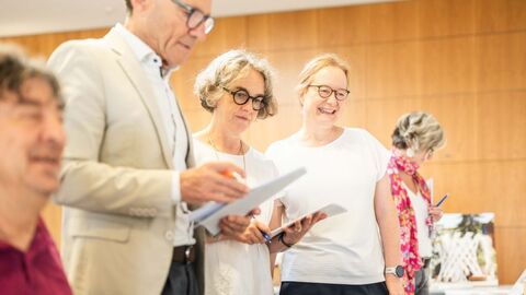 Jurymitglieder Andreas Winkel, Winfried Kron, Monika Benz und Sophia von den Driesch (v.l.n.r) im Gespräch.