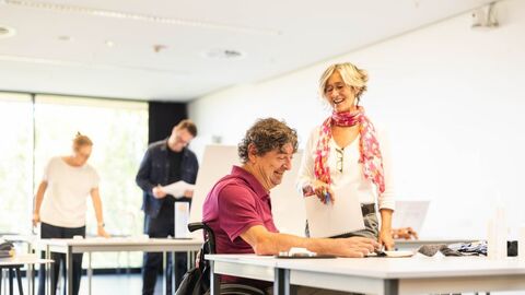 Jurymitglieder Andreas Winkel (Beauftragter für Menschen mit Behinderung in Hessen) mit Prof. Dr. Bettina Bretländer in der Diskussion.